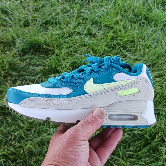 Nike Air Max 90 LTR Lifestyle Shoes Size 3 Youth Unisex - Picture 2 of 9